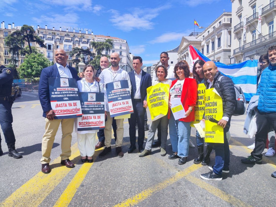 Médicos cubanos y de otros países frente al Congreso de los Diputados en Madrid.