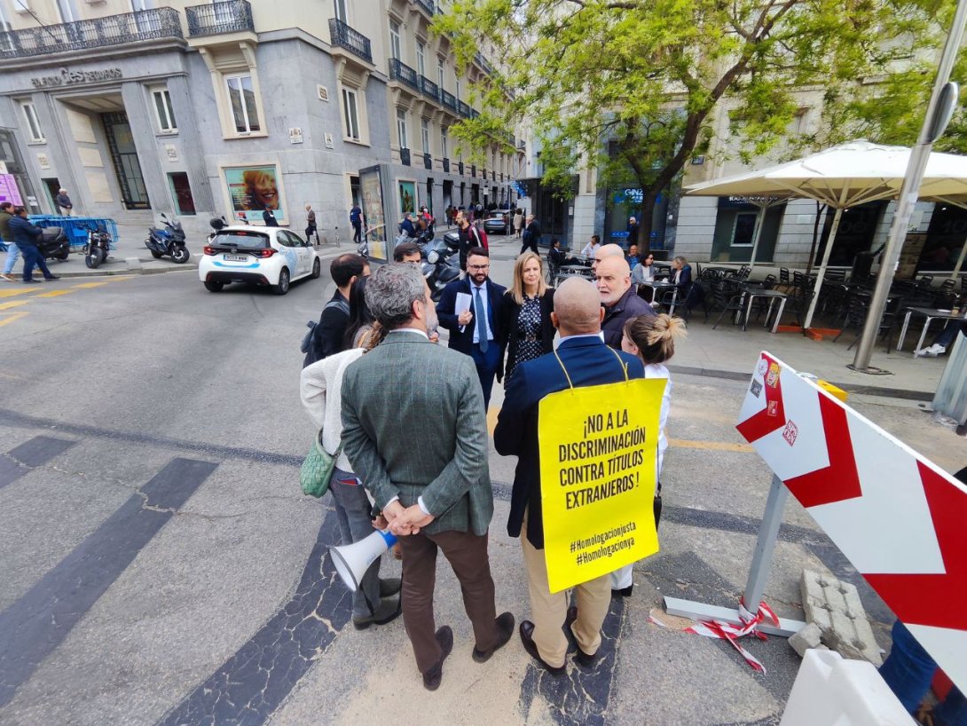 Médicos cubanos conversando con parlamentarios españoles a las afueras del Congreso de los Diputados, Madrid.