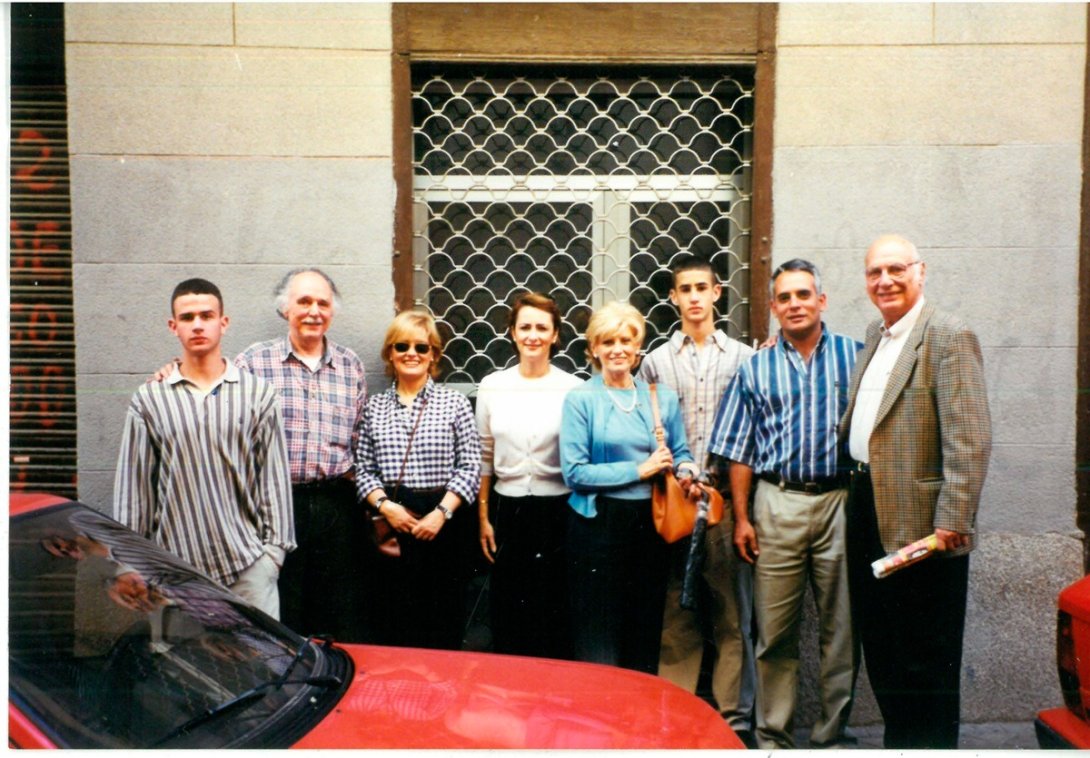 Rigoberto Carceller, Lincoln Díaz-Balart, sus dos hijos, Waldo Díaz-Balart y otros familiares en Toledo, España.