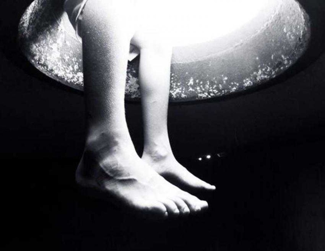 Pies de niños cuelgan. Foto: Israel Moya