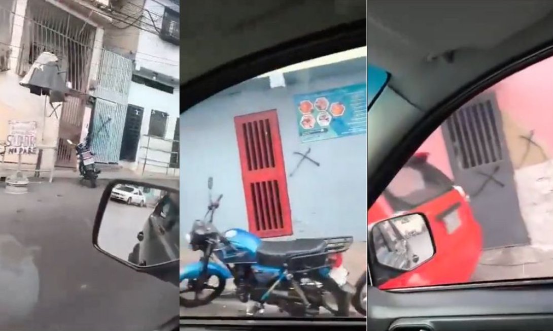 Casas marcadas en el barrio 23 de Enero en Venezuela.