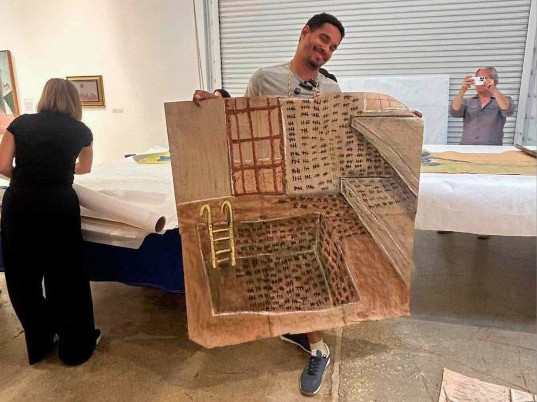 Luis Manuel Otero Alcántara mostrando una obra creada en la prisión política en Cuba (agosto de 2026). Foto: Carlos Ernesto Díaz González (Ktivo Disidente)