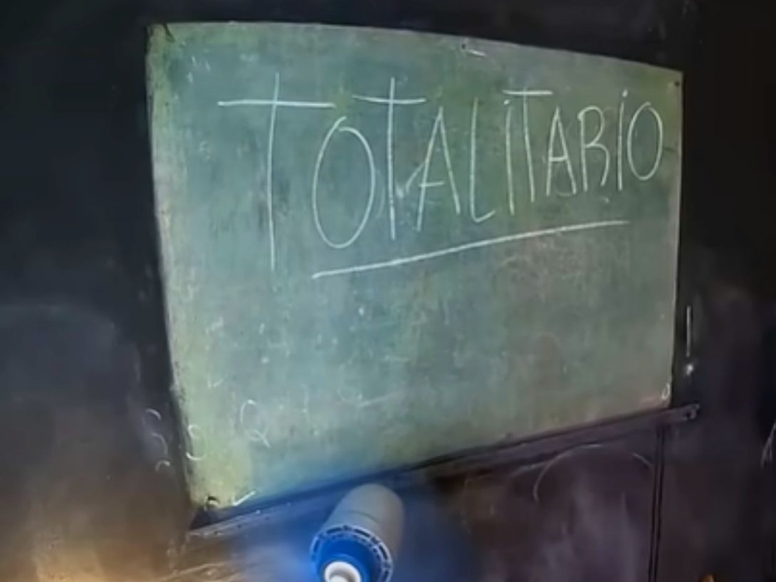 Pizarra en el set de grabación del proyecto independiente cubano "El 4tico", con la palabra "Totalitario" escrita.