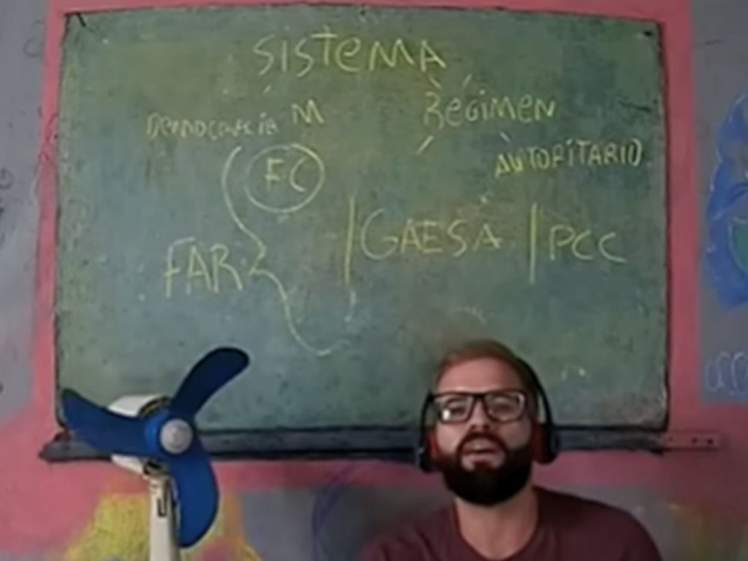 El influencer cubano Ernesto Ricardo Medina junto a la pizarra en una de las entregas de "El 4tico" (2026).