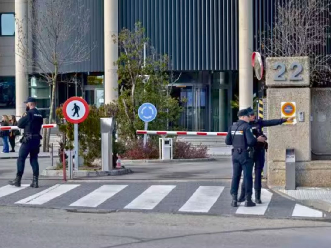 Efectivos de la Guardia Civil y de la Policía Nacional de España durante un registro en la sede de la aerolínea Plus Ultra en Madrid (11 de diciembre de 2025).