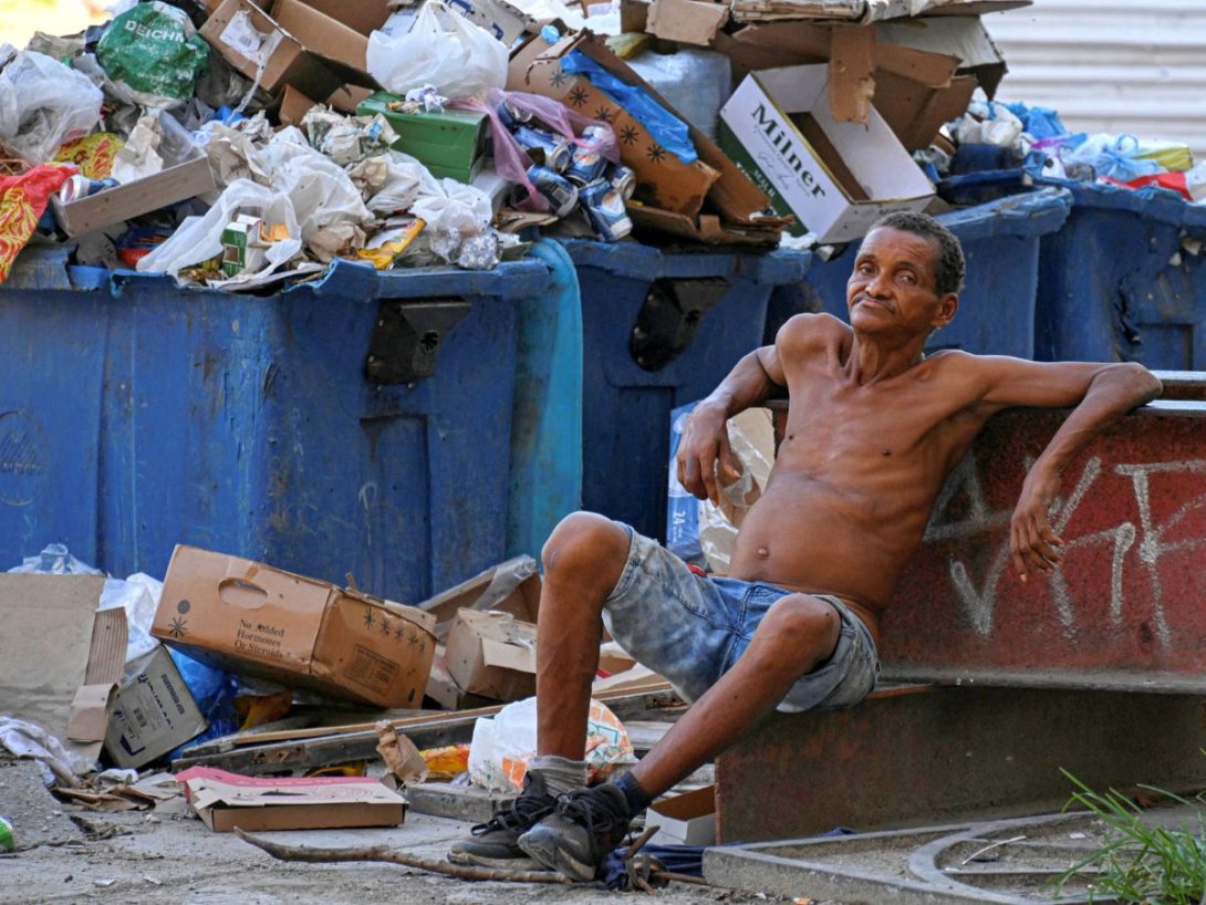 Cubano afrodescendiente en condición de calle (2025).