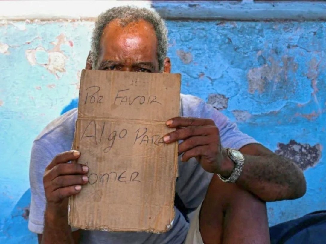Hombre afrodescendiente en condición de calle en Cuba. Foto: Yamil Lage/AP.