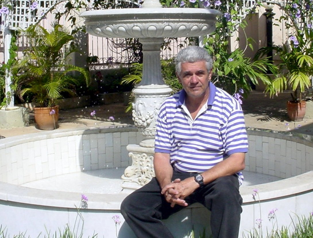 Poeta cubano Roberto Manzano. En una fuente de la casa de Dulce María Loynaz (La Habana, 2006).