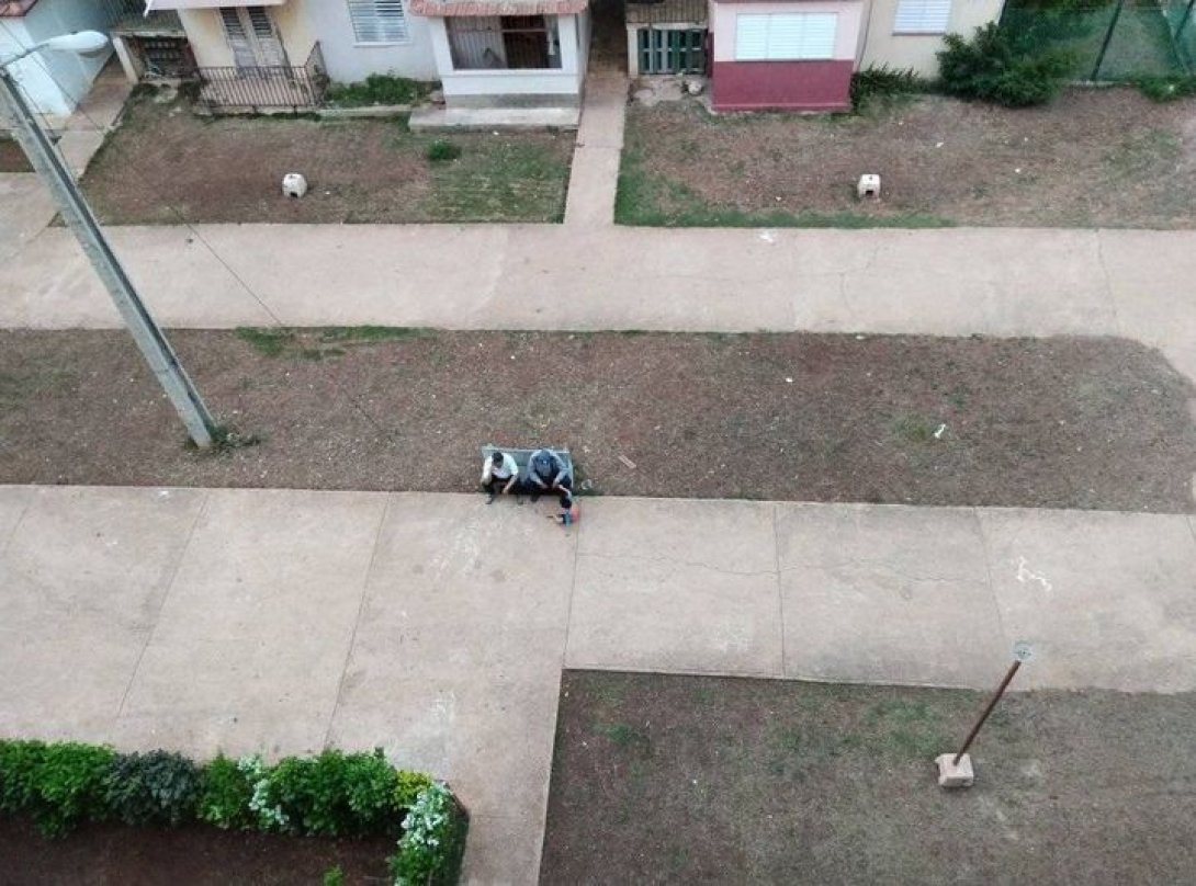 Policía frente al edificio de Dimitri Prieto.