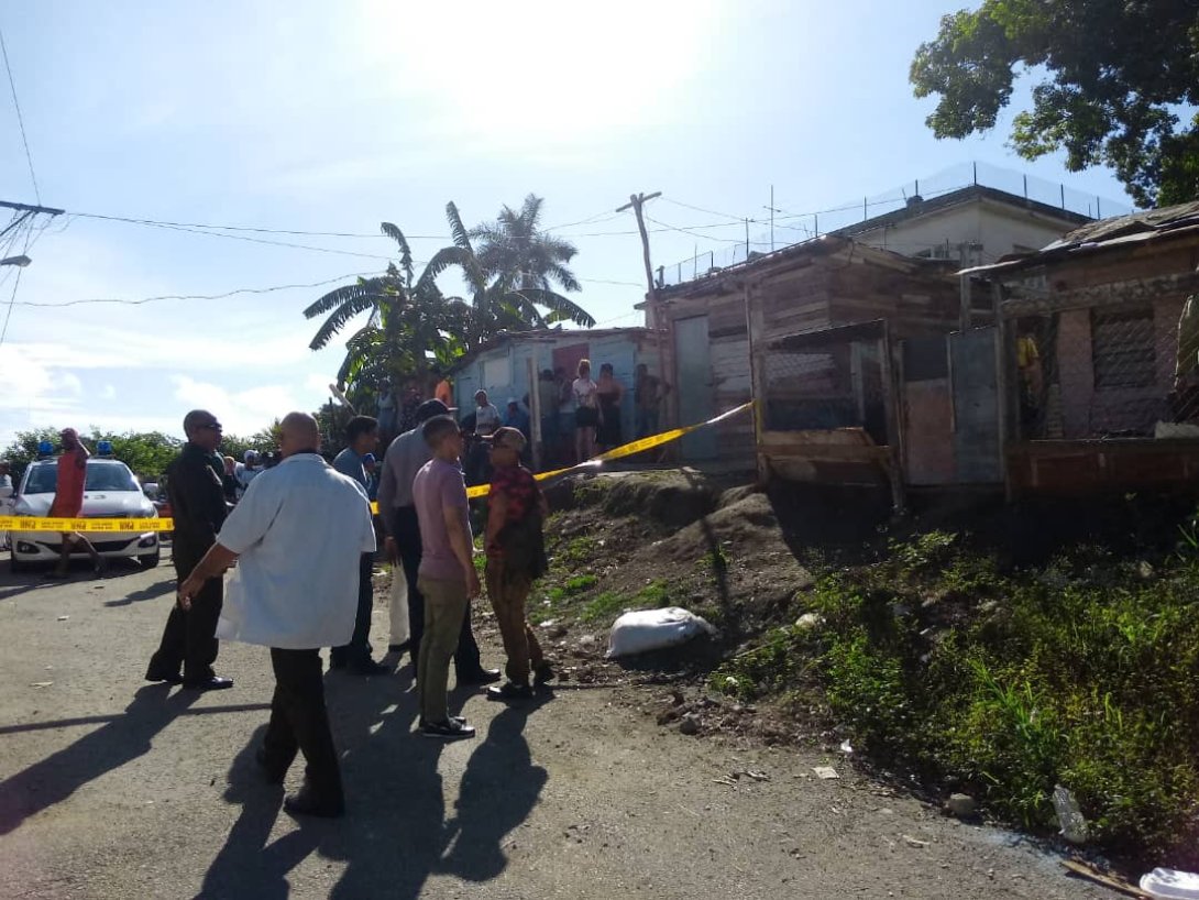 Agentes policiales y peritos en la zona donde fue hallado el cadáver.