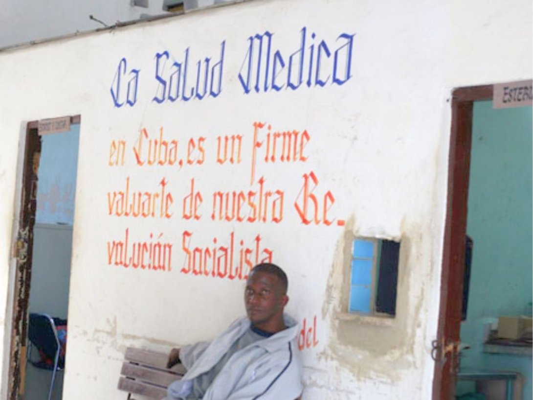Exterior de un policlínico cubano.