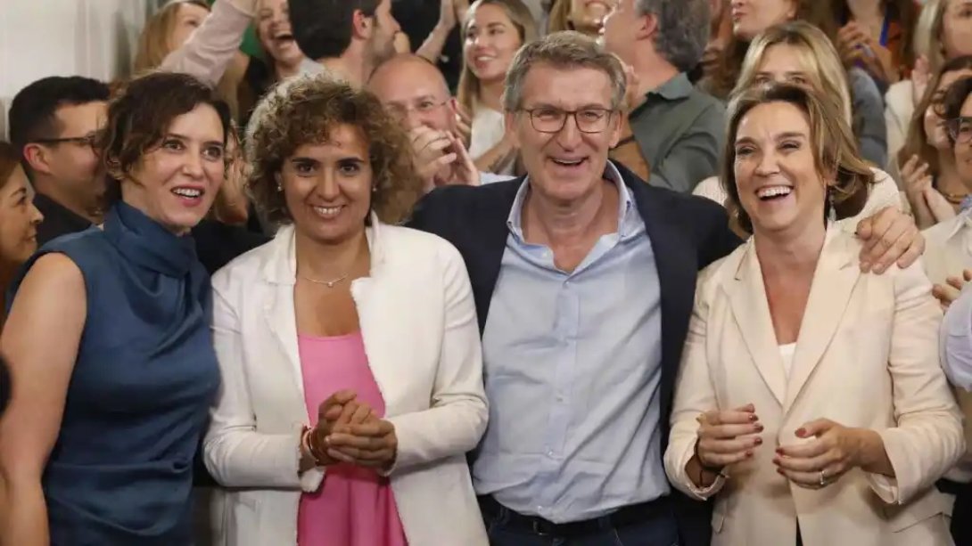 Isabel Díaz Ayuso, Dolors Montserrat, Albert Núñez Feijóo y Cuca Gamarra celebran la victoria del PP .