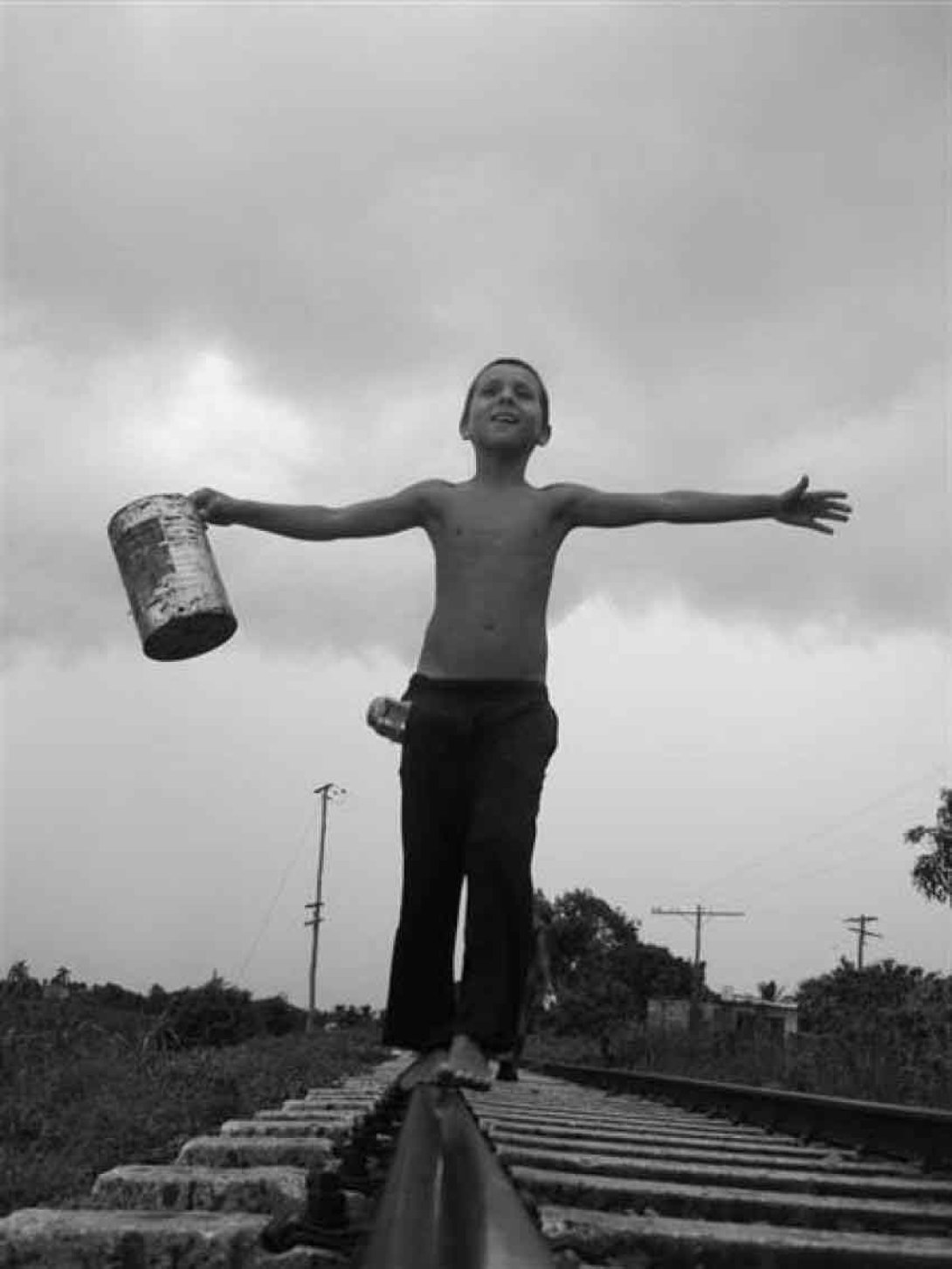Niño sobre las vías del tren