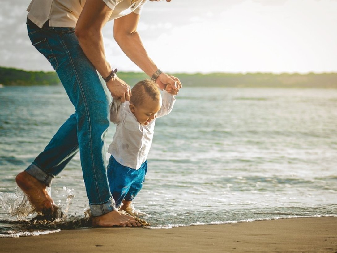 Padre con su hijo en la playa.