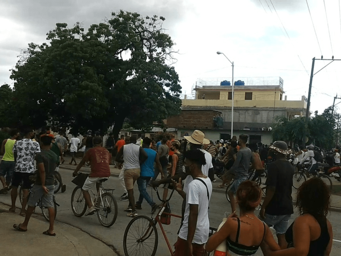 Personas en la calle aglomeradas.