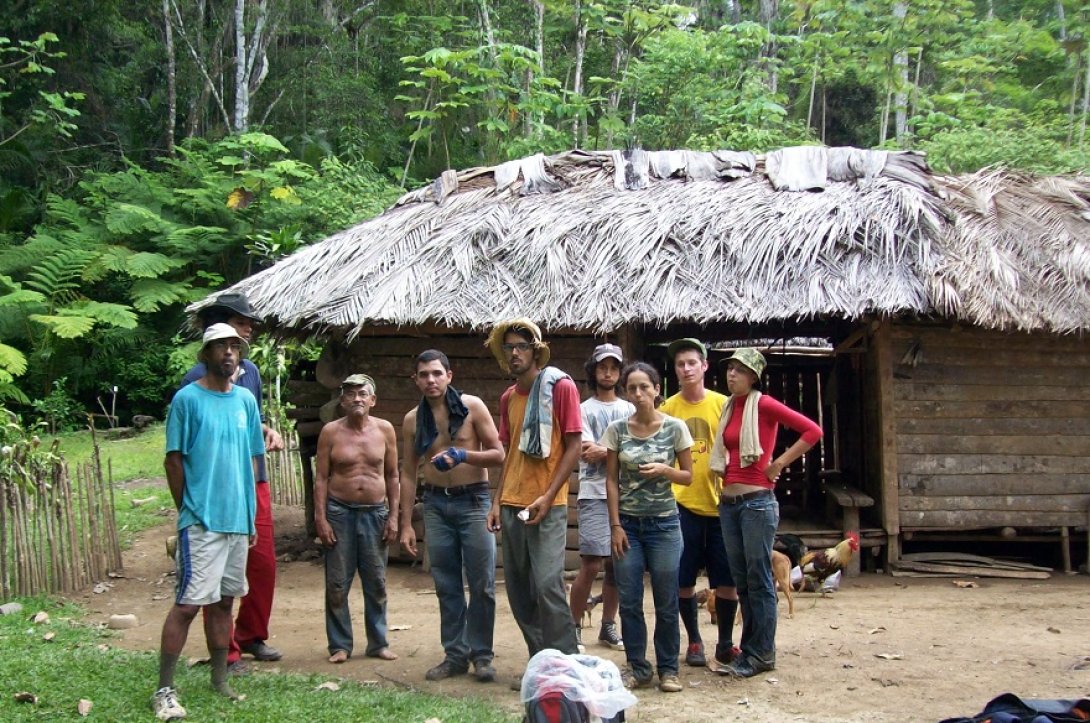 Grupo de jóvenes cubanos excursionistas por el río Toa.