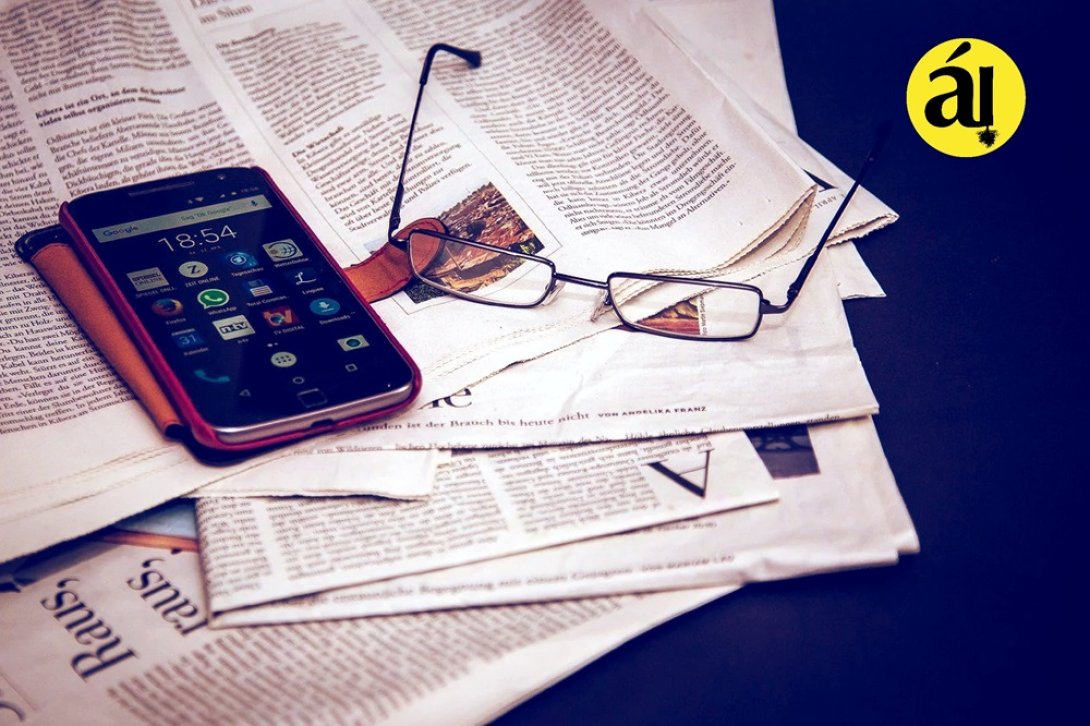 herramientas del periodismo digital. Periódicos, espejuelos y teléfono móvil