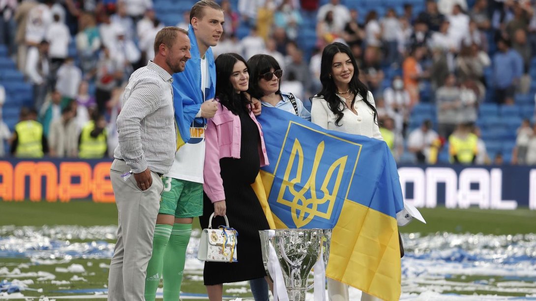 El portero del Real Madrid, Andriy Lunin, junto a su familia tras ganar la Liga.