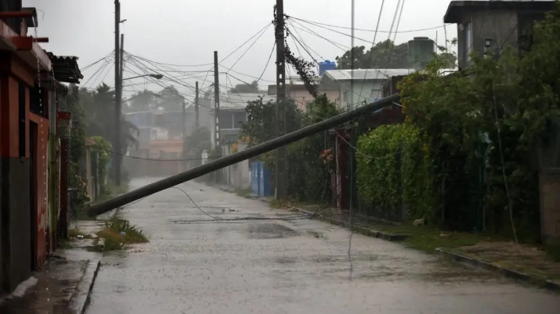 Un poste de red eléctrico caído debido al paso del huracán Rafael.