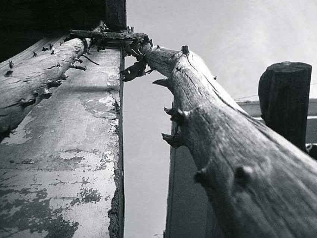 Poste sostiene el techo. Foto: Yury Limonte