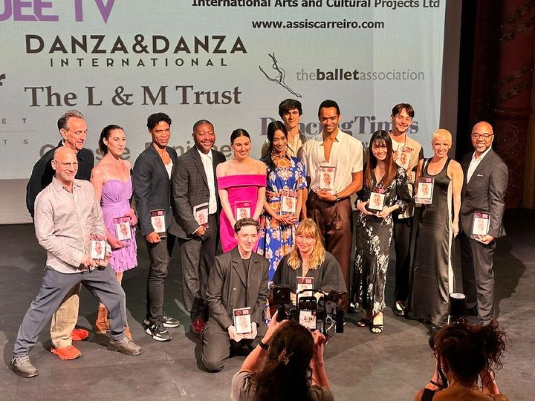 Carlos Acosta y el resto de los galardonados en los Premios Nacionales de Danza de Reino Unido.