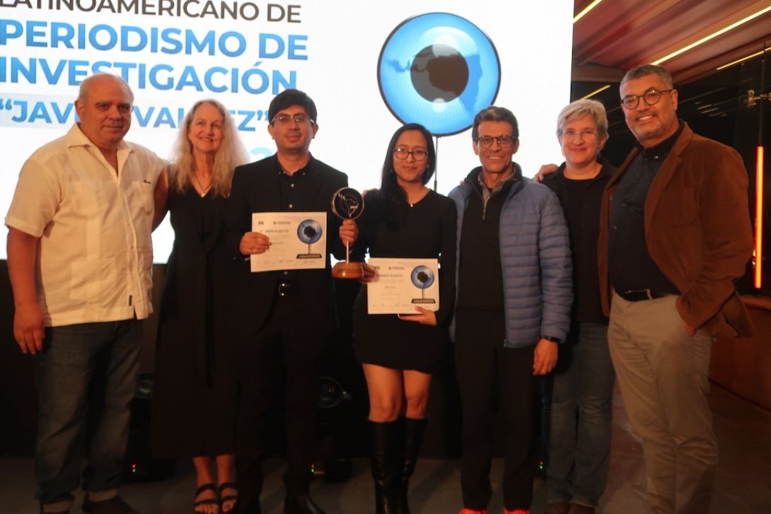 Miembros del jurado con los ganadores del primer premio.