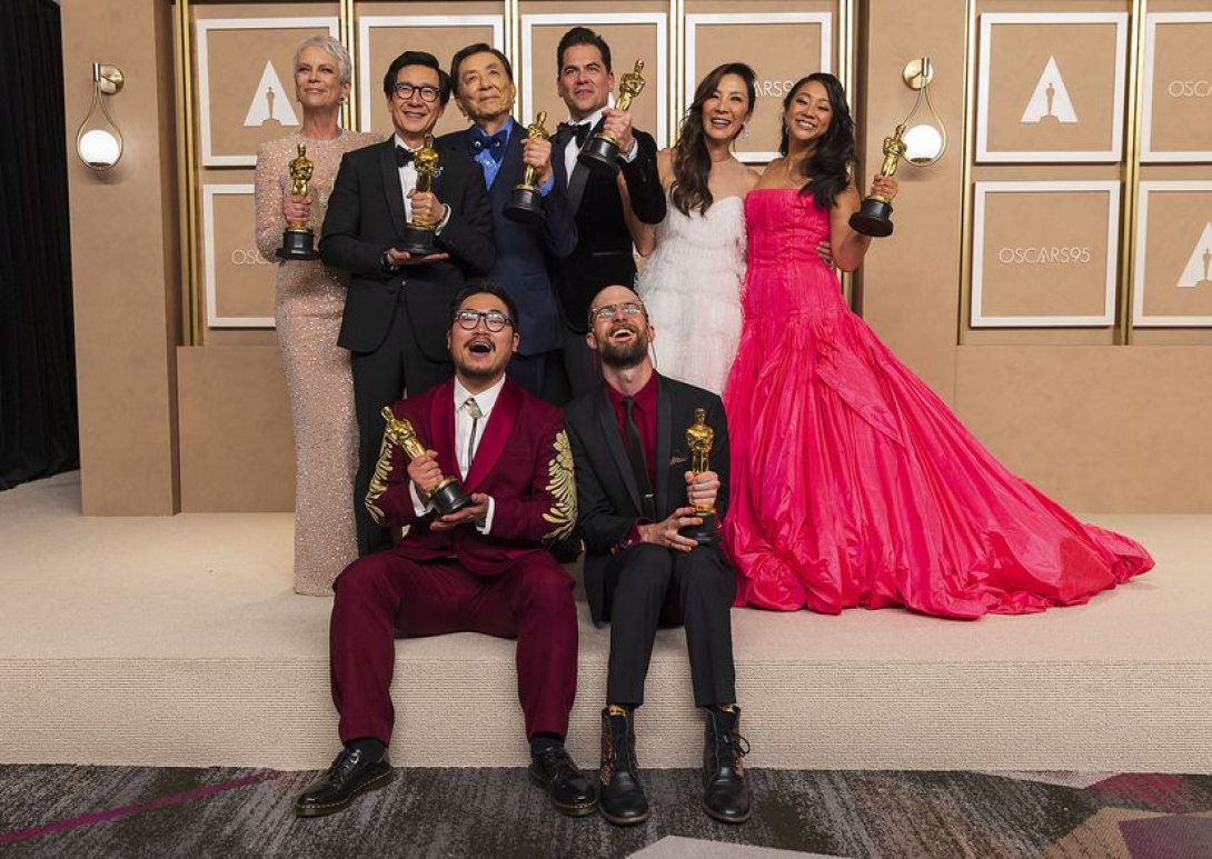 De izquierda a derecha y de arriba a abajo, Jamie Lee Curtis, Ke Huy Quan, James Hong, Jonathan Wang, Michelle Yeoh, Stephanie Hsu, Daniel Kwan y Daniel Scheinert posan con sus estatuillas por la película 'Todo a la vez en todas partes'.