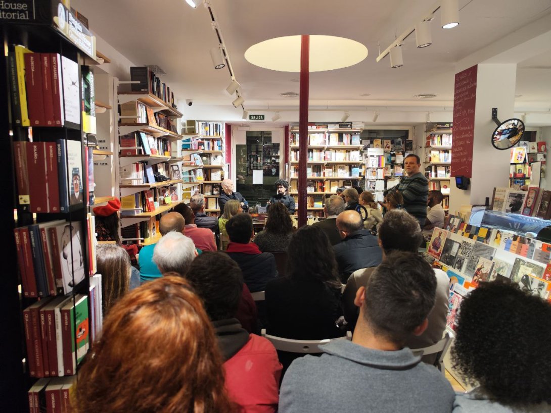 Al fondo, Martín Caparrós (izquierda) y Carlos Manuel Álvarez (derecha) en la presentación de "Los intrusos" en la librería Olavide, Madrid.
