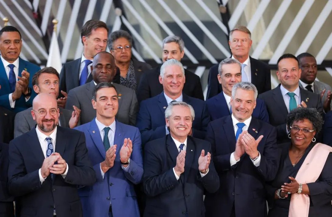 Miguel Díaz-Canel, en el centro, junto a otros de los mandatarios participantes en la Cumbre UE-CELAC.