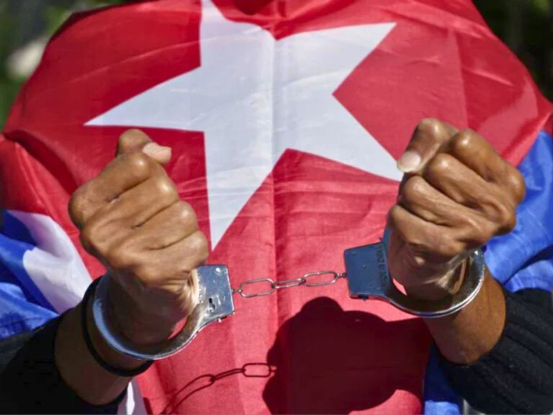 Performance frente a la sede de la ONU para exigir la libertad de los presos políticos cubanos (2021). Foto: ProActivo Miami.