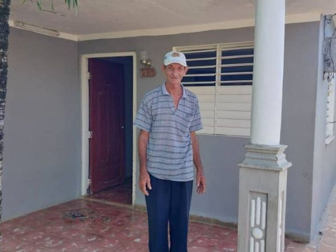 Profesor Fermín Évora en la casa que le compraron sus alumnos.