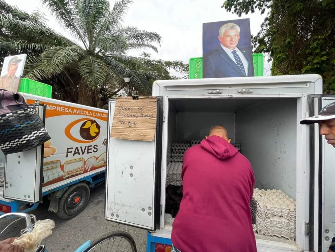 El régimen vende alimentos con fotos de Miguel Díaz-Canel en los días previos a los comicios.