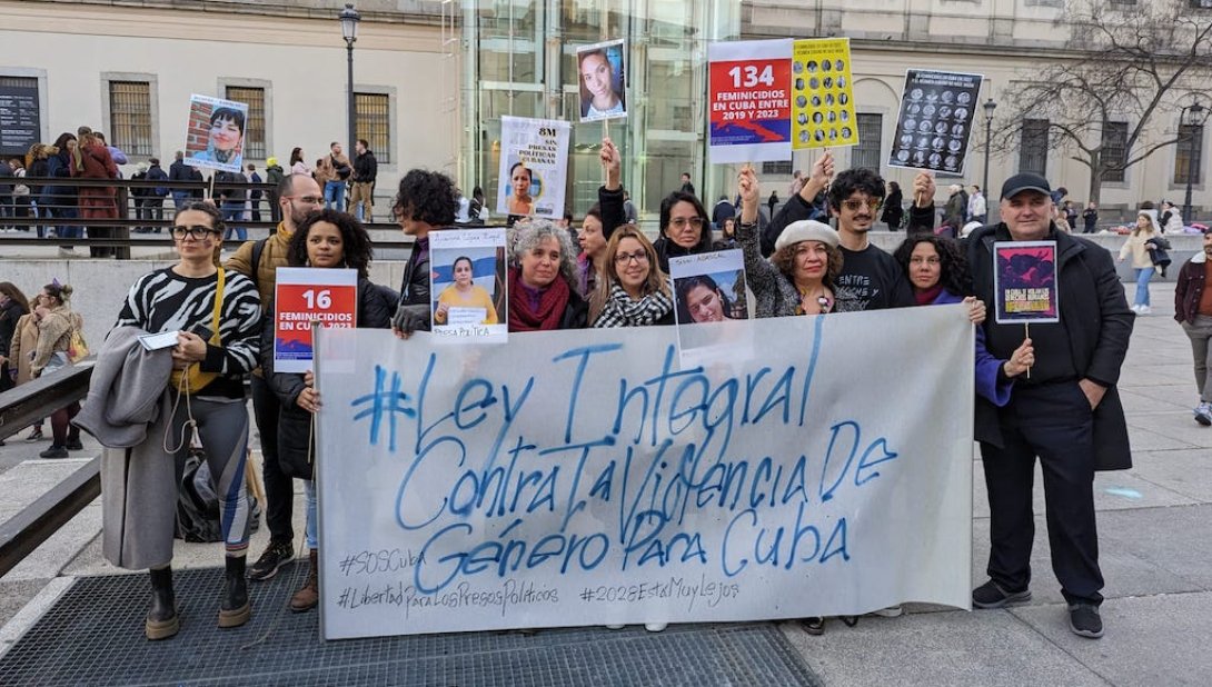 Cubanas y cubanos reunidos frente al Museo Reina Sofía para unirse a la manifestación del 8M en Madrid.