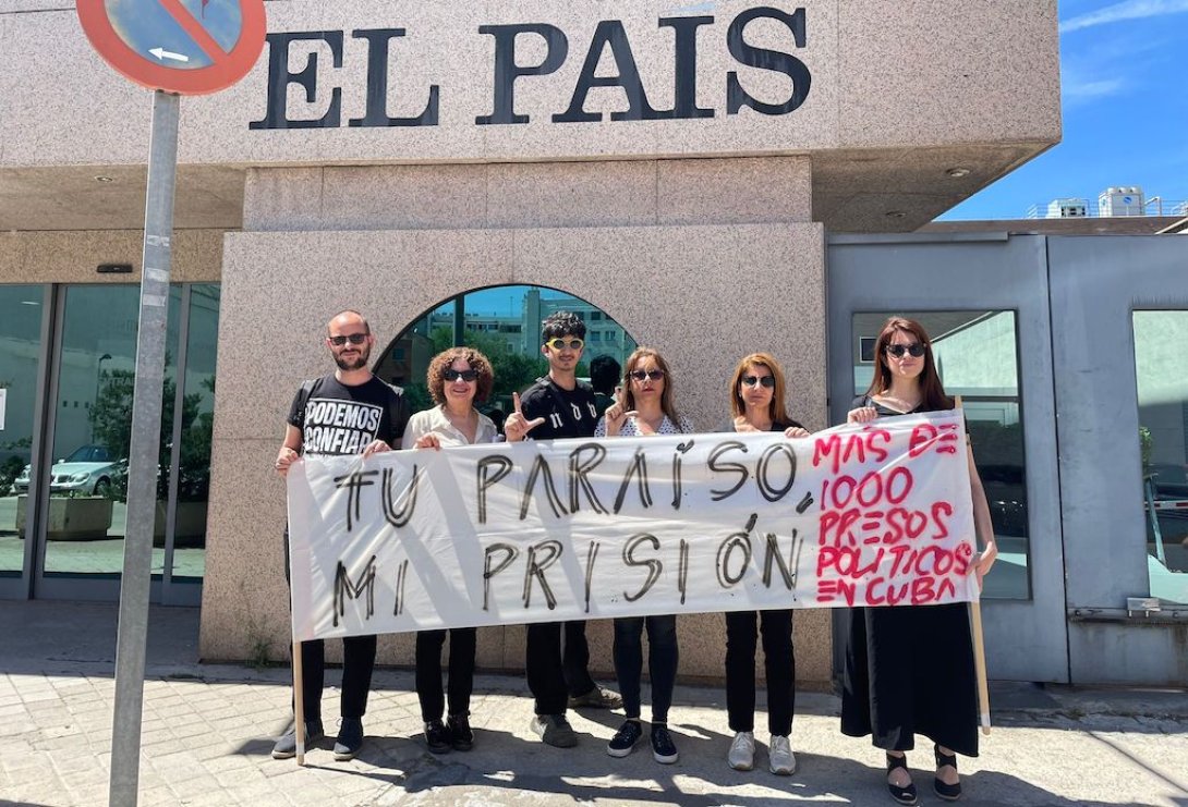 Cubanos protestan frente a la sede del periódico El País.
