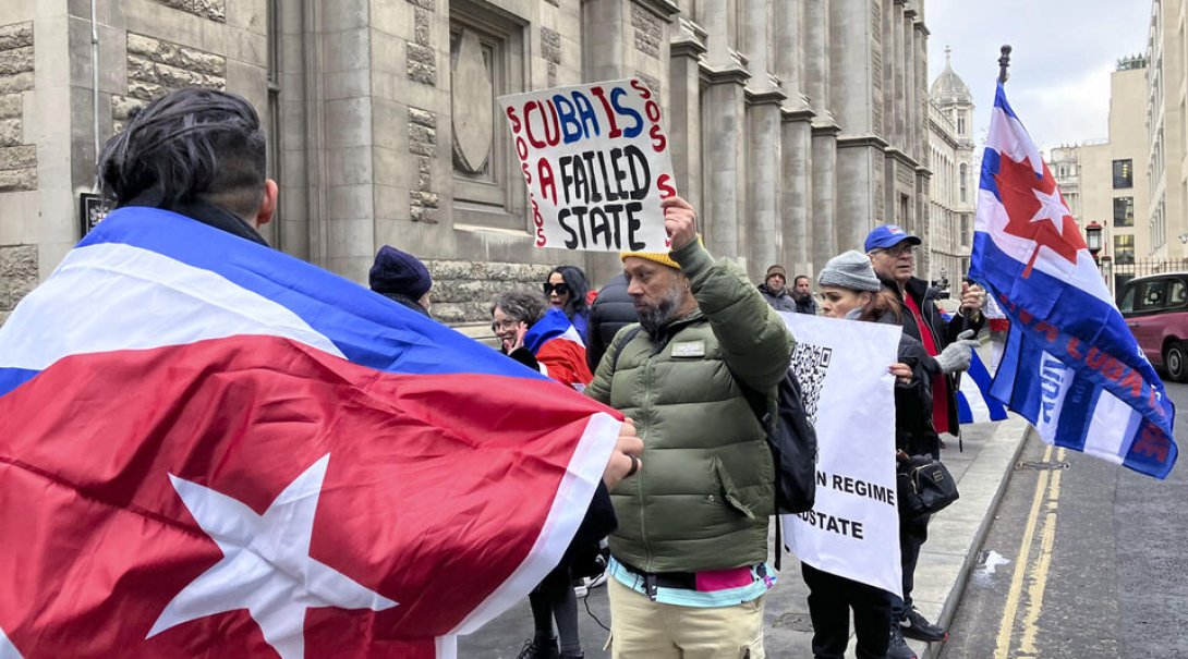 Manifestación de opositores al régimen cubano, enfrente del Rolls Building, sede de la división comercial del Tribunal Superior de Londres. 