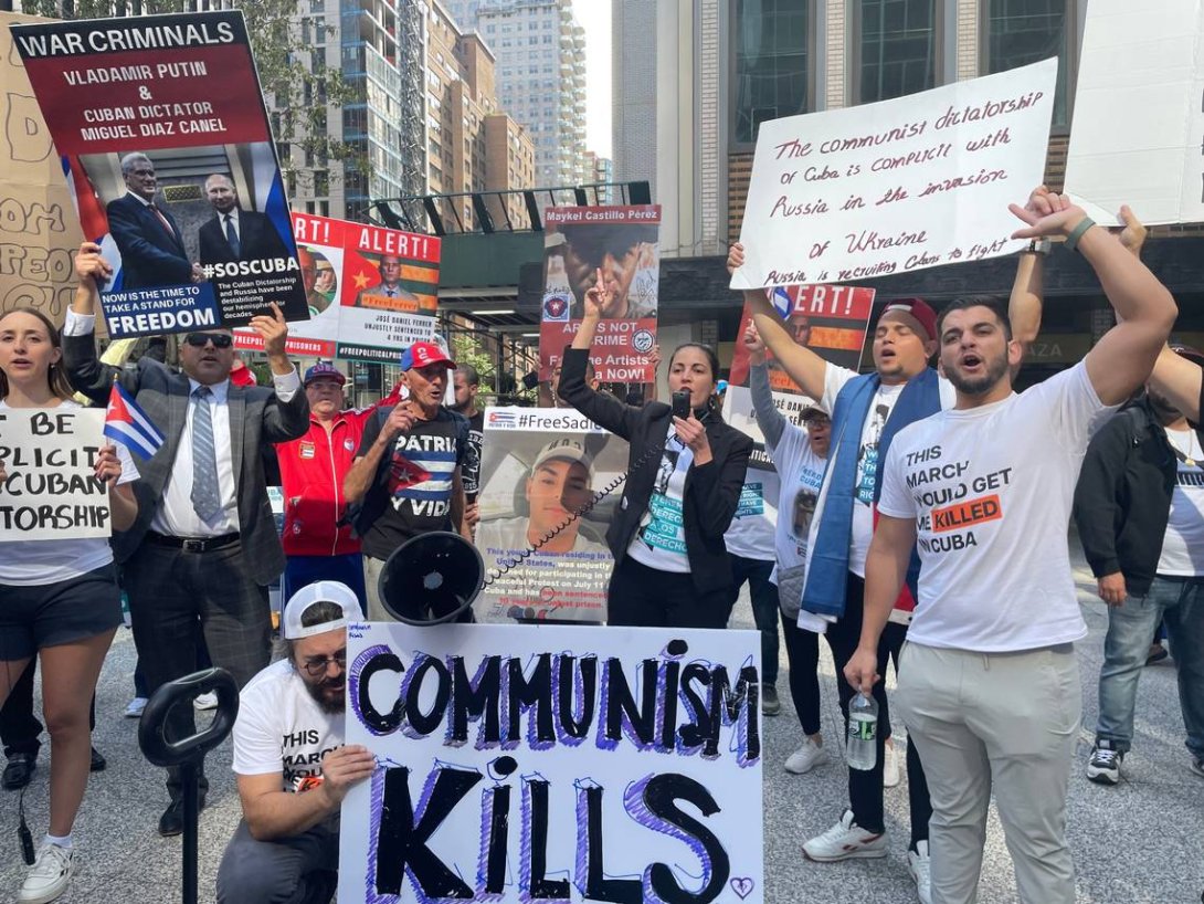 Cubanos protestan contra la visita de Díaz-Canel a Nueva York.