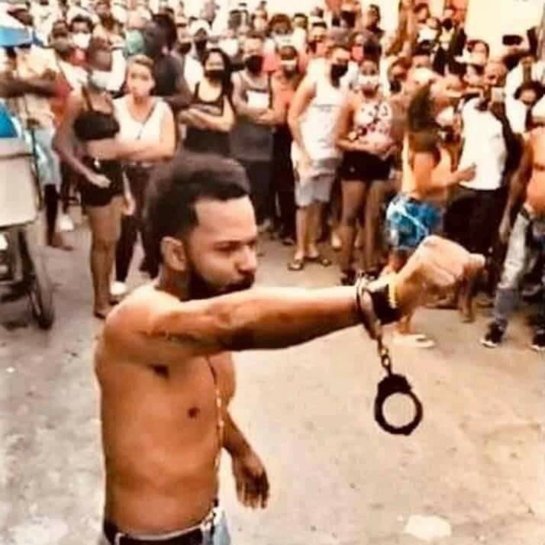 El rapero cubano Maykel "Osorbo" durante la protesta.