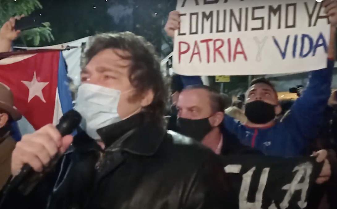 Javier Milei en una protesta con cubanos.