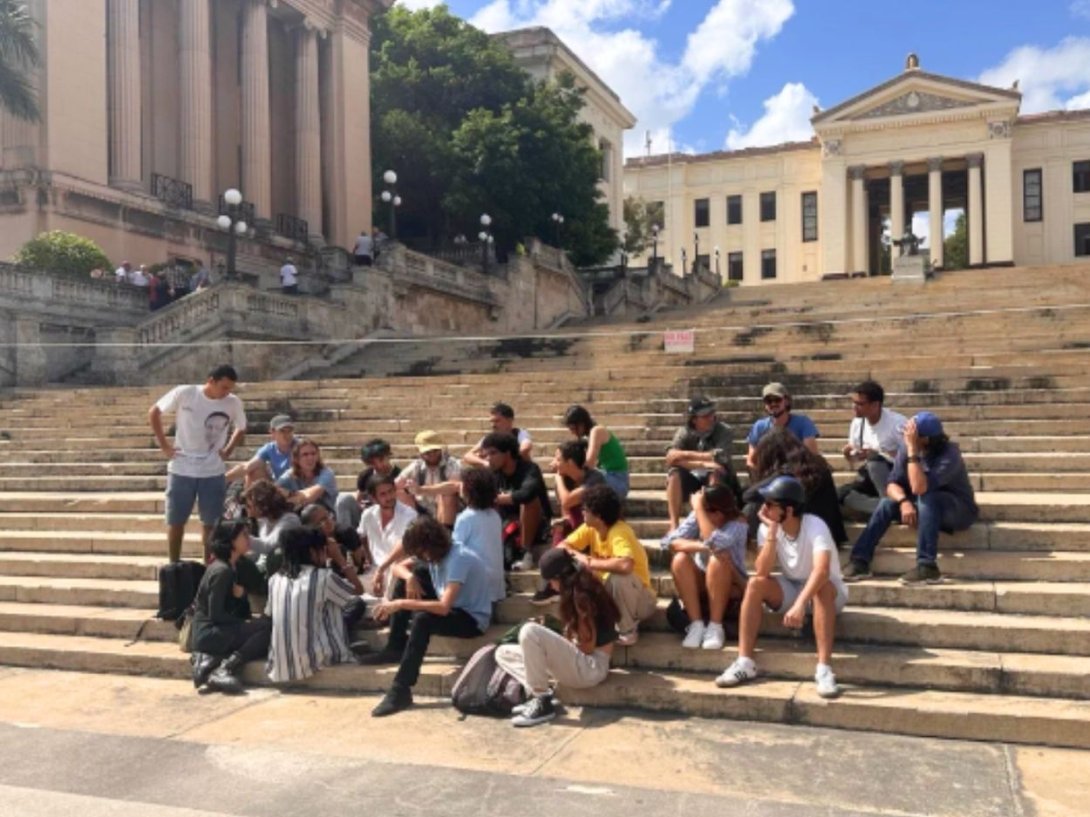 Protesta pacífica de estudiantes de la Universidad de La Habana (9 de marzo de 2026). Foto: CNN.