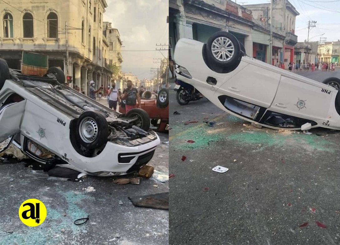 Protestas en Cuba. 11 de julio 2021. Patrulla policial volcada.