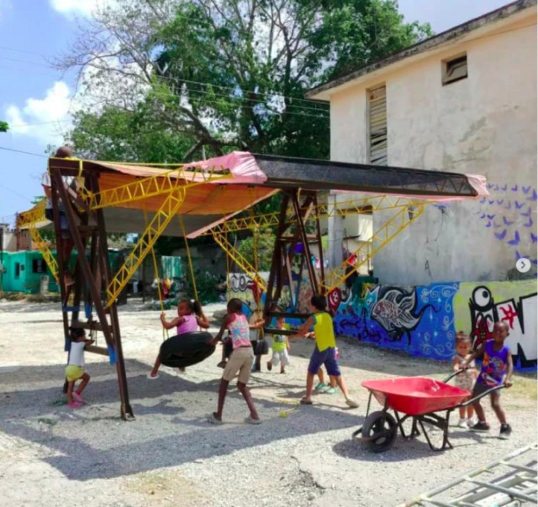 Niños jugando en un parque renovado con innovación.