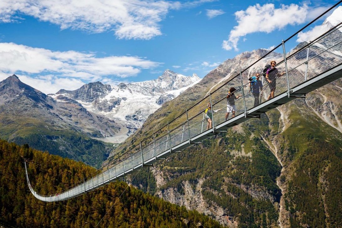 Puente colgante Charles Kuonen, ubicado en Zermatt, Suiza.