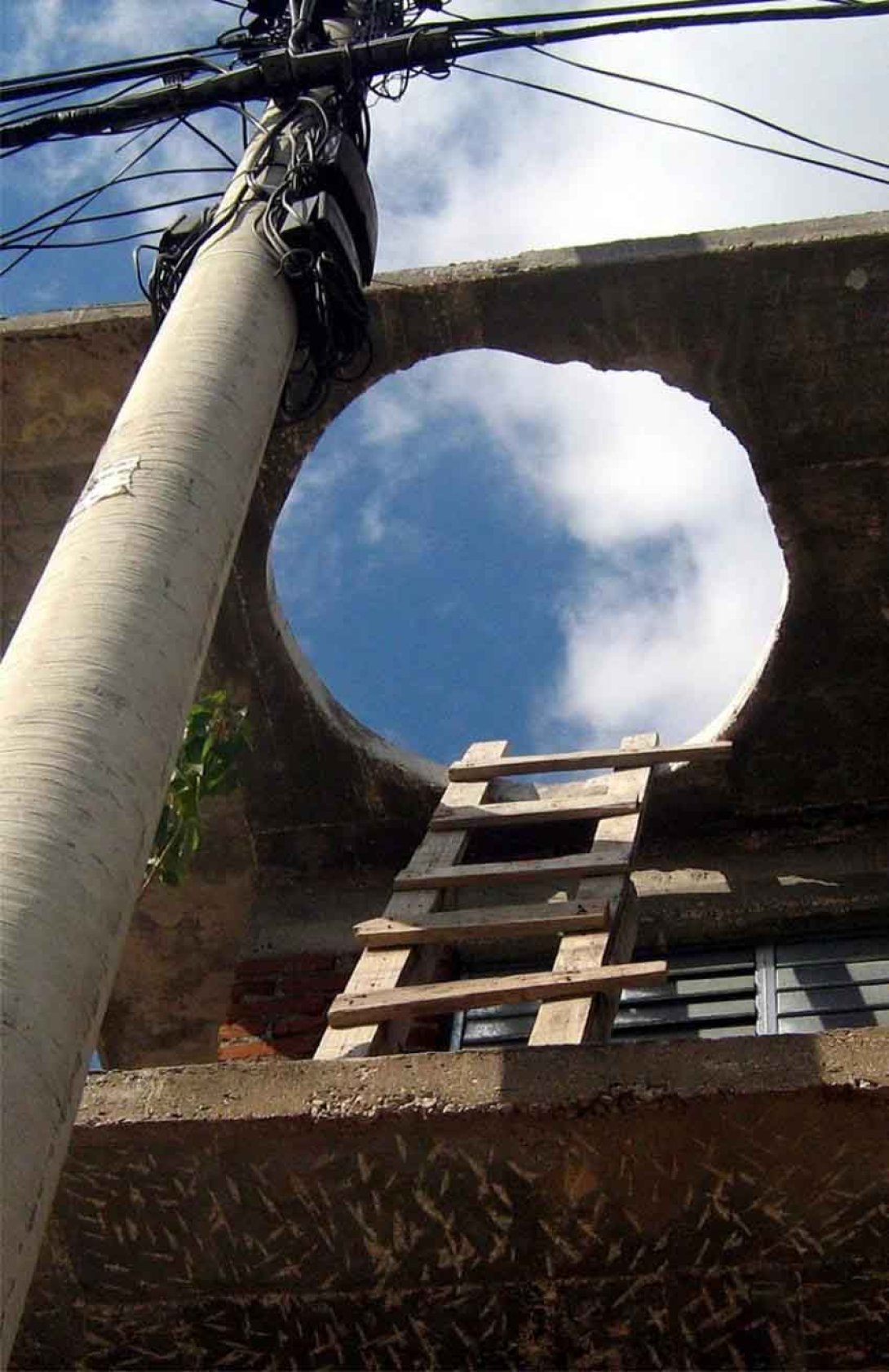 Orifico en un techo. Foto: Francis Sánchez