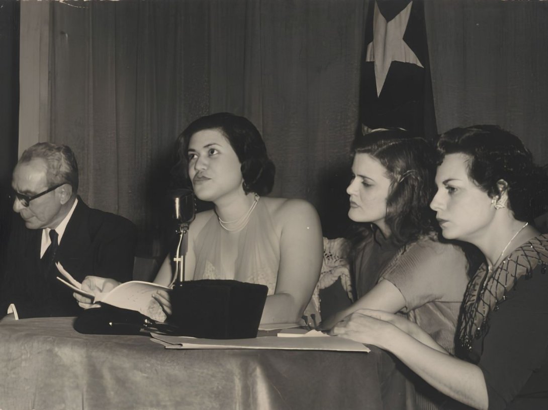 La poeta cubana Pura del Prado (al micrófono) en el Ateneo de Matanzas, junto a los poetas Agustín Acosta; Carilda Oliver y Marta Vignier (19 de diciembre de 1953). Foto: Universidad de Miami.