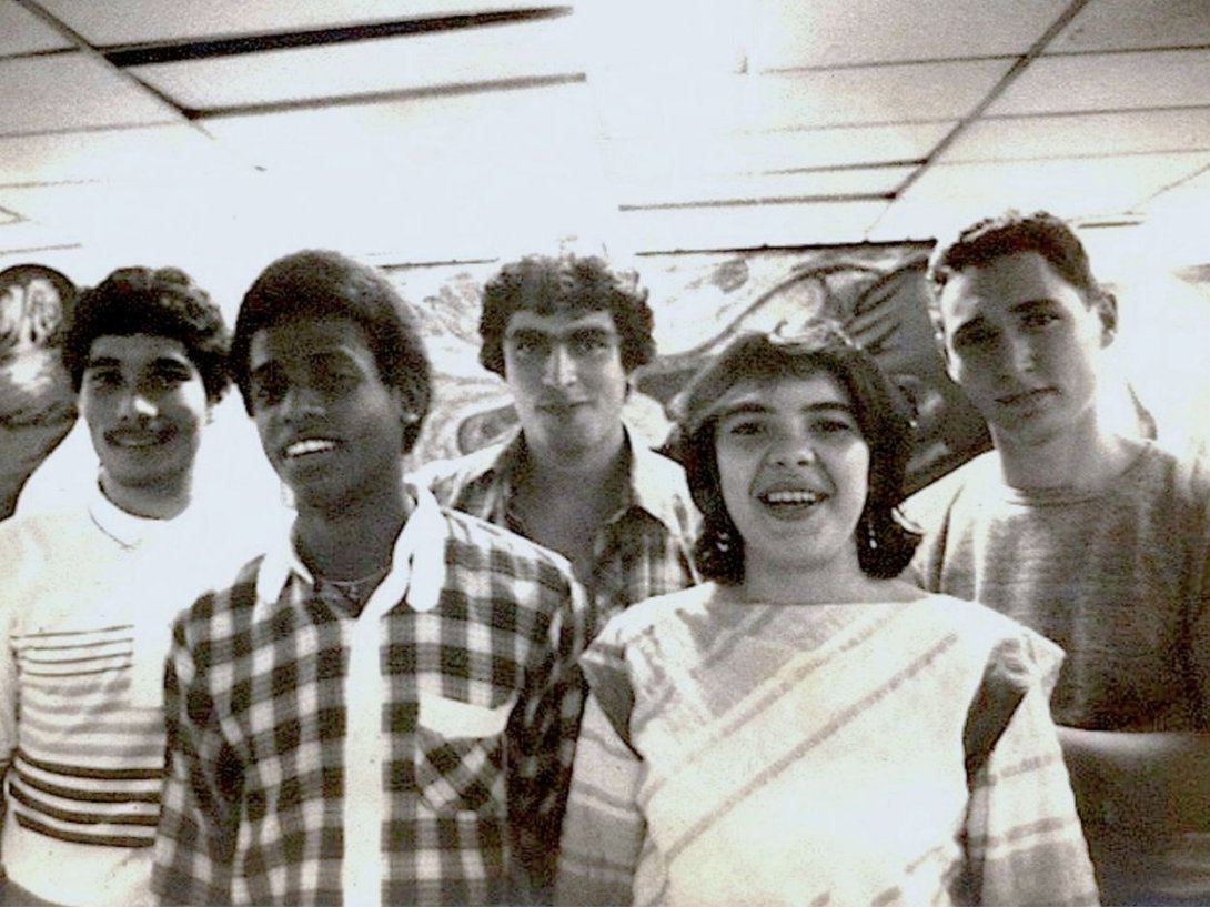 Grupo Puré en la inauguración de "Puré Expone" (1986). De izquierda a derecha: Ciro Quintana, Ermy Taño, Lázaro Saavedra, Ana Albertina Delgado y Adriano Buergo. Foto: anaalbertina.com.