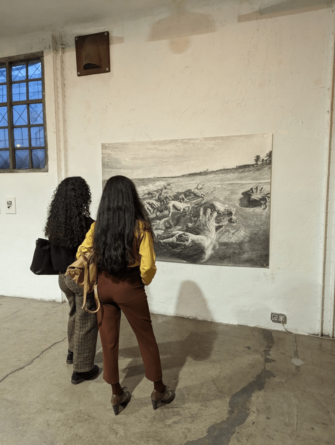 Dos personas frente a una obra de arte. 