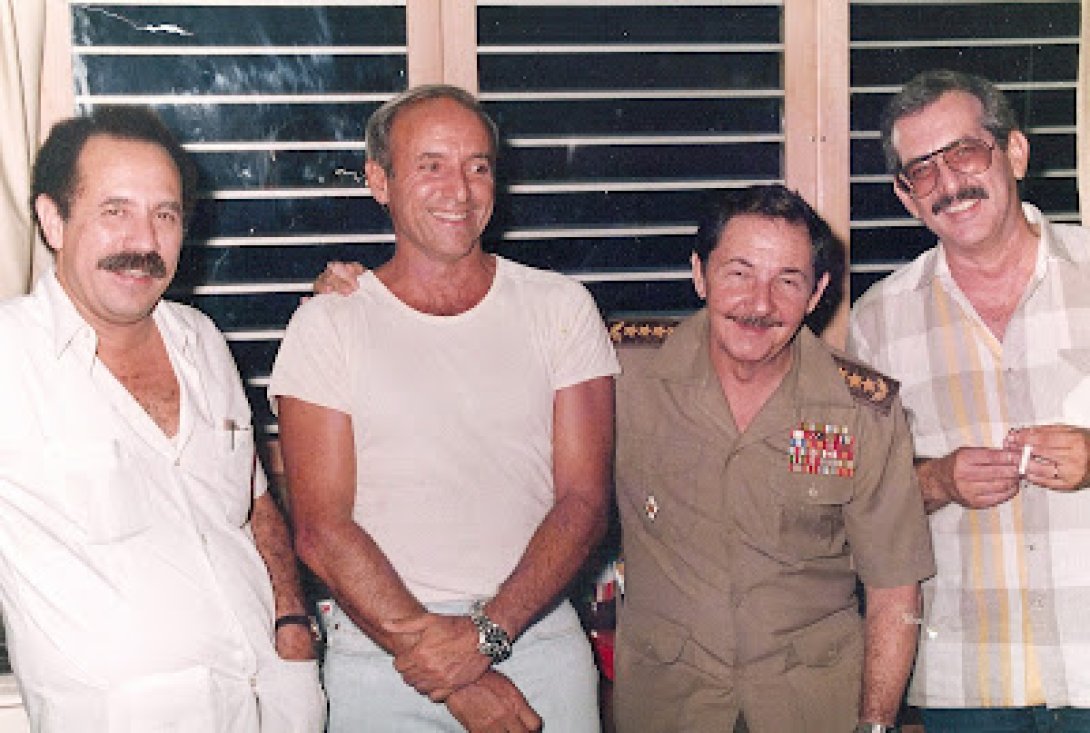 Raúl Castro junto a Antonio de la Guardia, coronel del MININT