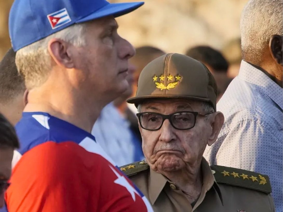Raúl Castro y Miguel Díaz-Canel. Foto: Sven Creutzmann.