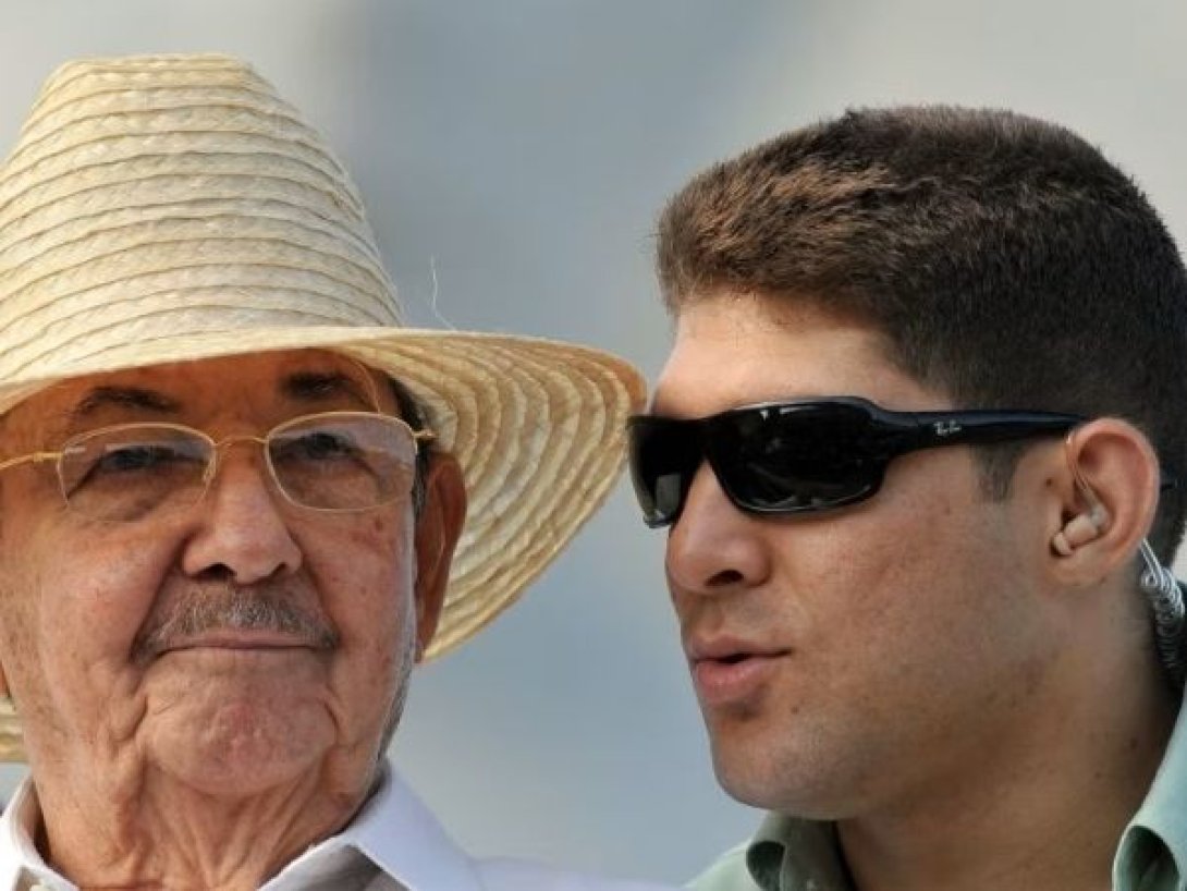 Raúl Castro junto a su nieto Raúl Guillermo Rodríguez Castro, conocido como El Cangrejo, durante un acto público en Cuba.
