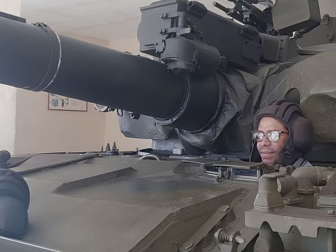 Trovador oficialista cubano Raúl Torres en un tanque de guerra (marzo de 2026).